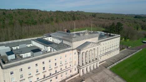 Amplia-Toma-De-Los-Edificios-Del-Parlamento-De-Stormont,-Belfast-Desde-Arriba-En-Un-Día-Soleado