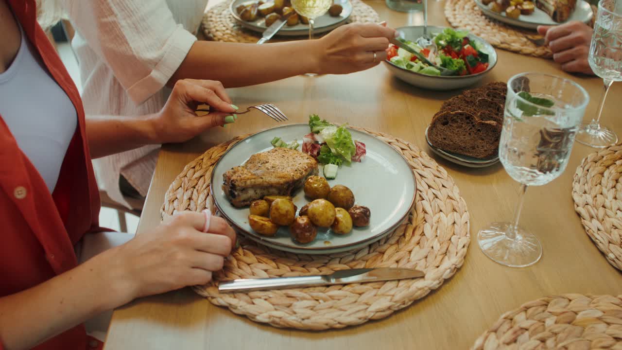 친구 들 이 함께 식사 를 즐기고 있다