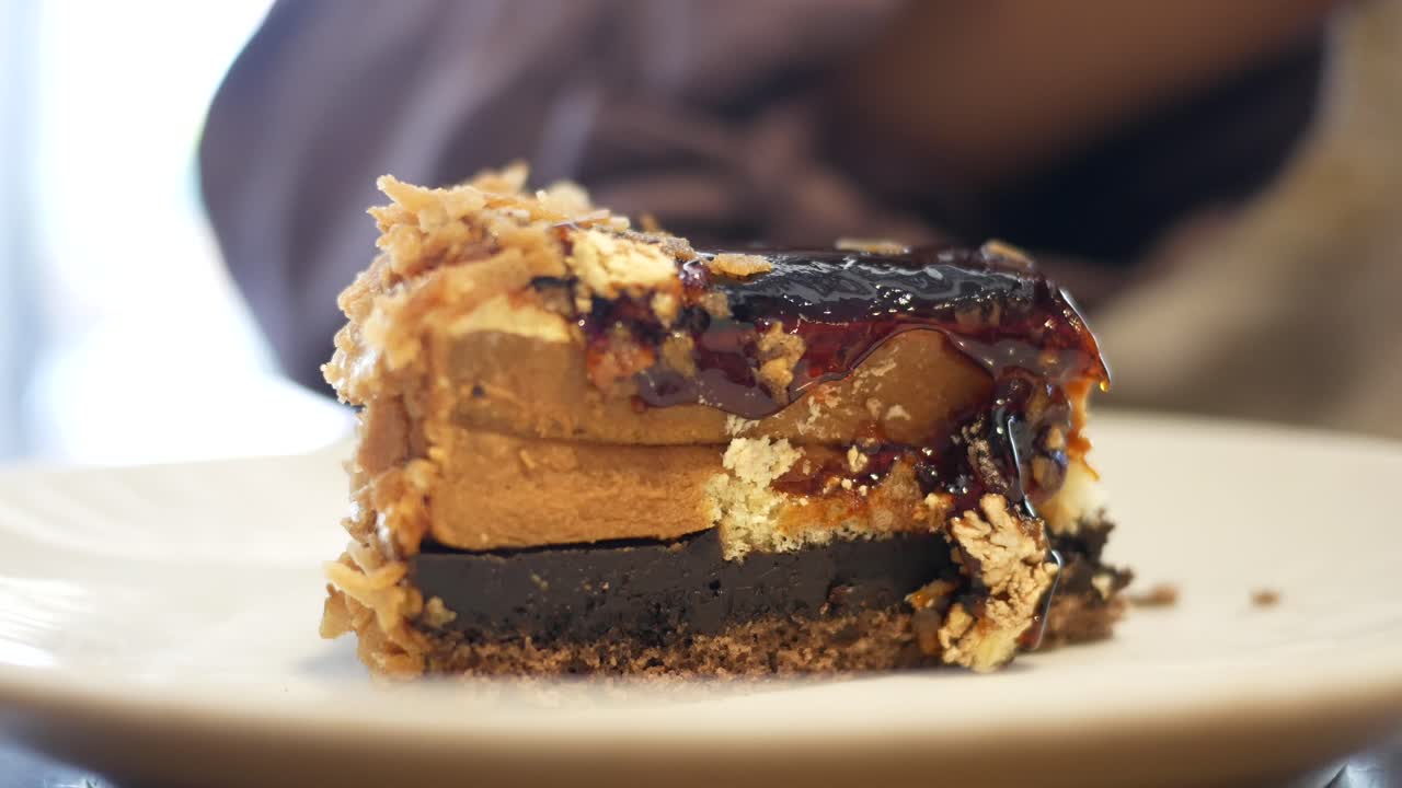 맛있는 카라멜 초콜릿 케이크 조각