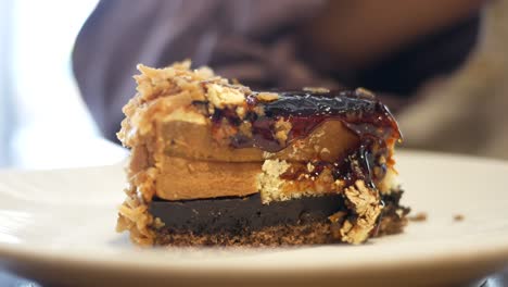 un delicioso pedazo de pastel de chocolate con caramelo