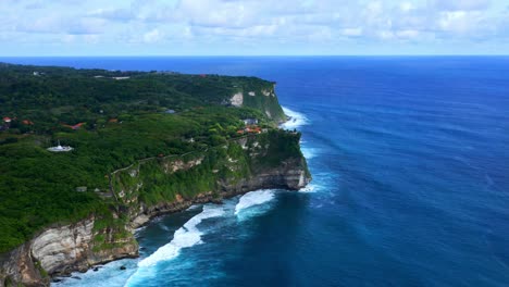 Impresionantes-Vistas-De-Los-Acantilados-Rocosos-De-Uluwatu,-Cerca-De-La-Colina-Jaran,-Bali,-Indonesia.