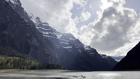 el gran lago de klöntalersee, cantón de glarus, suiza