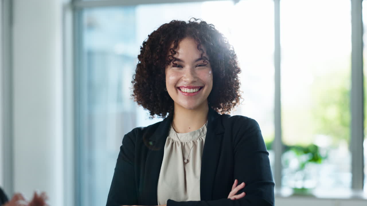 retrato de una mujer de negocios sonriente en una oficina