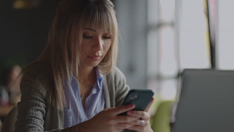 inversionista comprobando los datos del mercado de valores en la pantalla de un teléfono móvil. mujer asiática comerciando en el mercado de valores en un teléfono inteligente con pantalla financiera del mercado de valores. gráfico de precios de criptomonedas en la pantalla de un teléfono inteligente