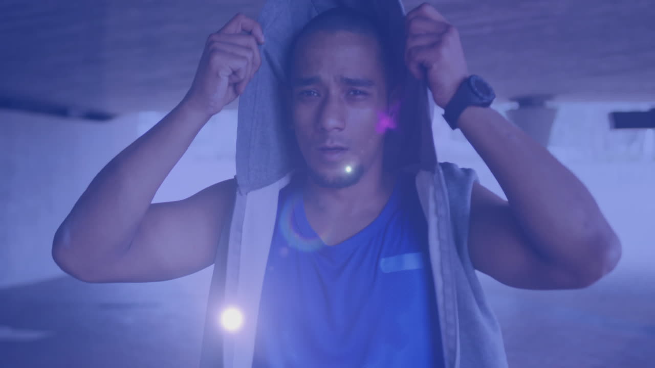 animación de luces brillantes y destellos de lentes sobre un atleta masculino que descansa después de hacer ejercicio al aire libre