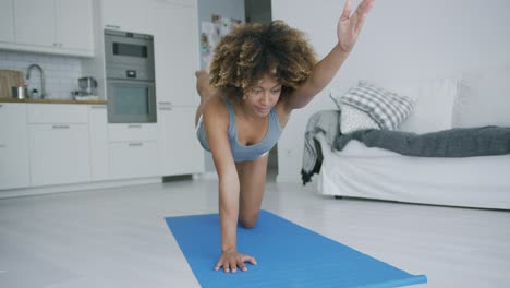 Mujer-Deportiva-Entrenando-En-Casa