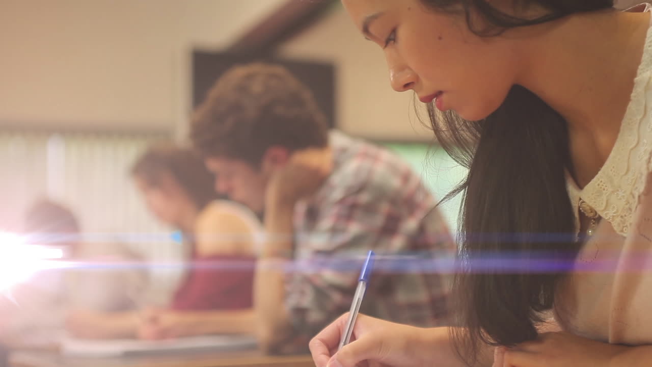 animación de puntos de luz sobre diversos estudiantes que escriben