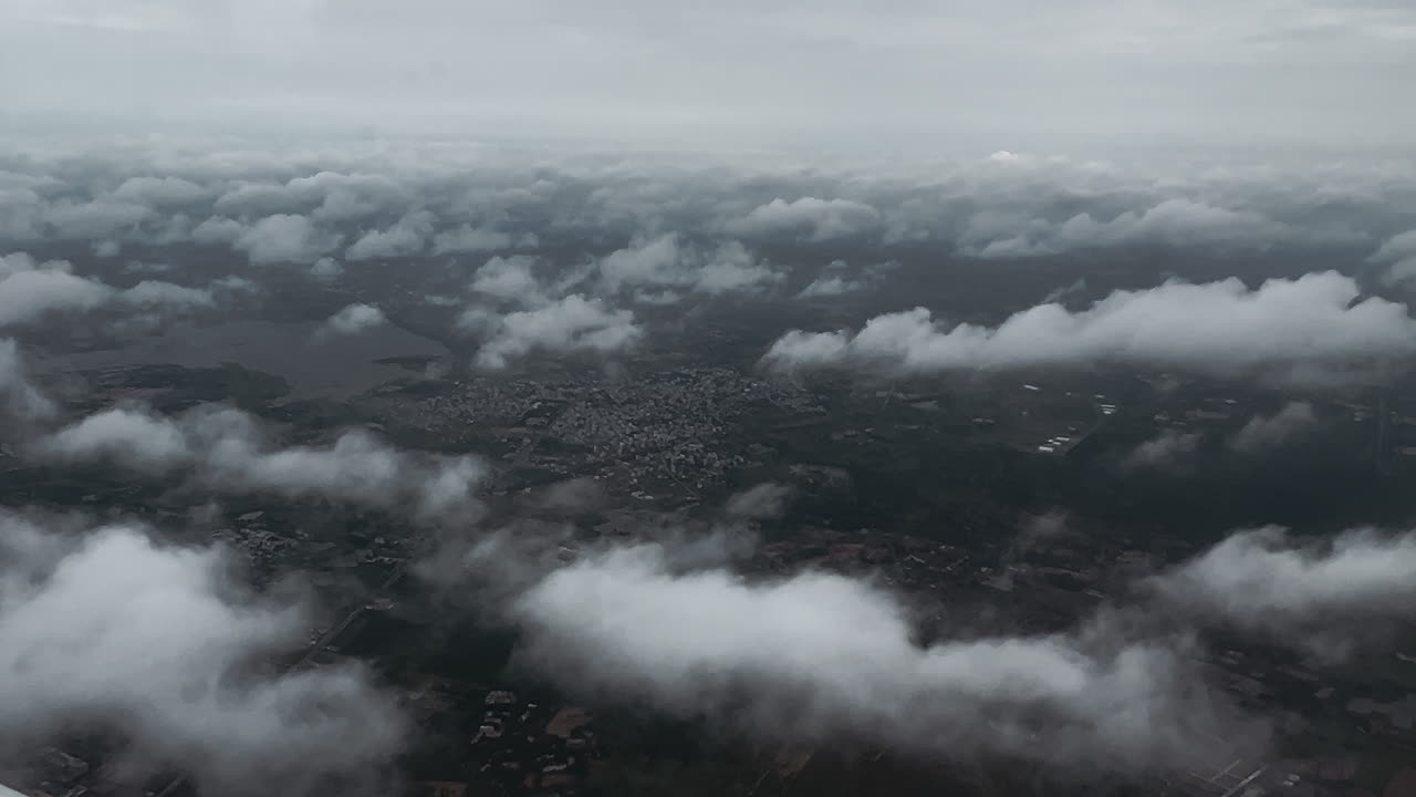 vista aérea de una ciudad en medio de nubes