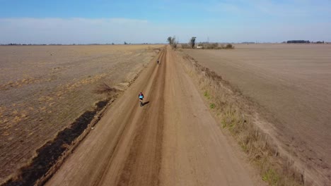 grupo de ciclistas cruzan las zonas rurales en una mañana soleada