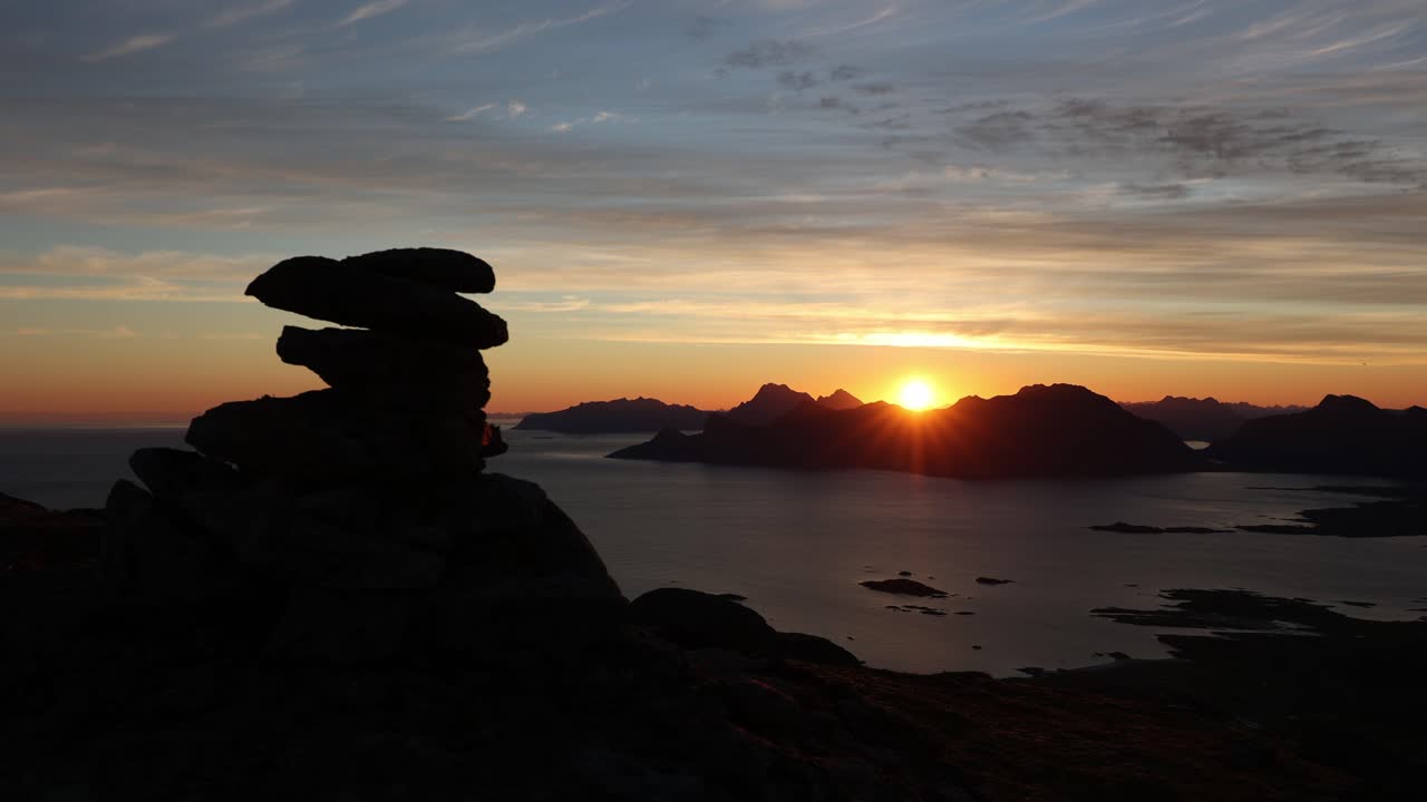 아름다운 바다 경치에서 산 뒤에서 화려한 일출의 놀라운 시간 경과