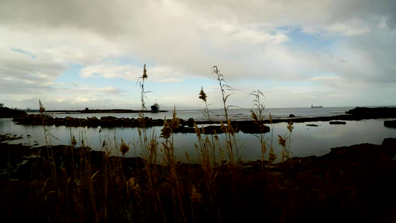 de la costa del mar mediterráneo cerca de la cerrada ciudad fantasma de varosha en el norte de chipre