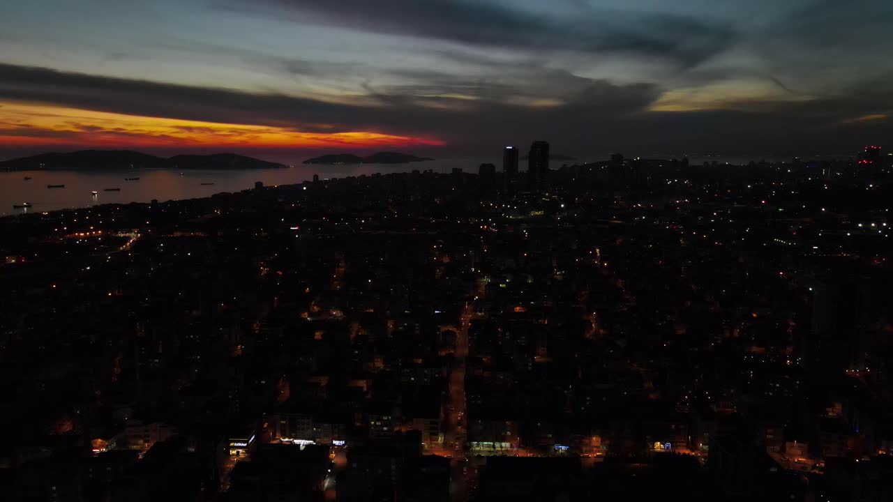 vista aérea de la ciudad oscura de la noche del abejón