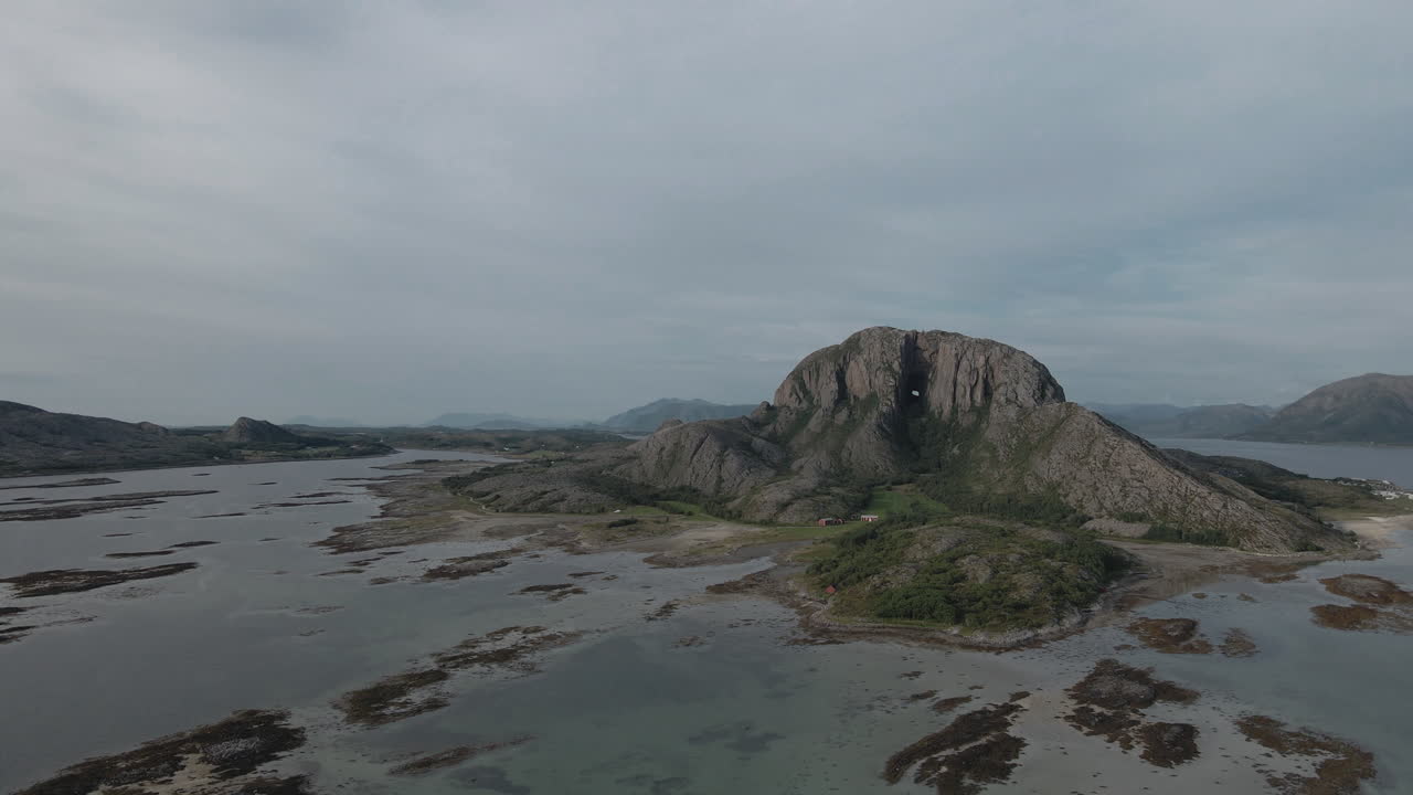 Luftfoto af Torghatten-bjerget, granitkuppel med hul i midten på øen Torget i Brønnøy, Nordland, Norge – zoom ind