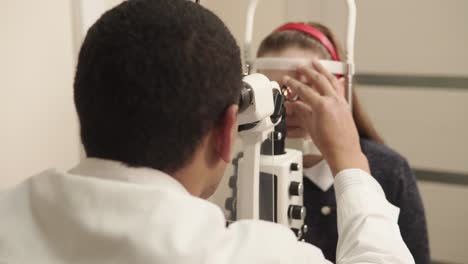 examen ocular con el médico y el niño paciente