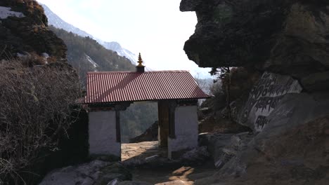 una entrada a una ciudad a lo largo del sendero de trekking del campamento base del everest