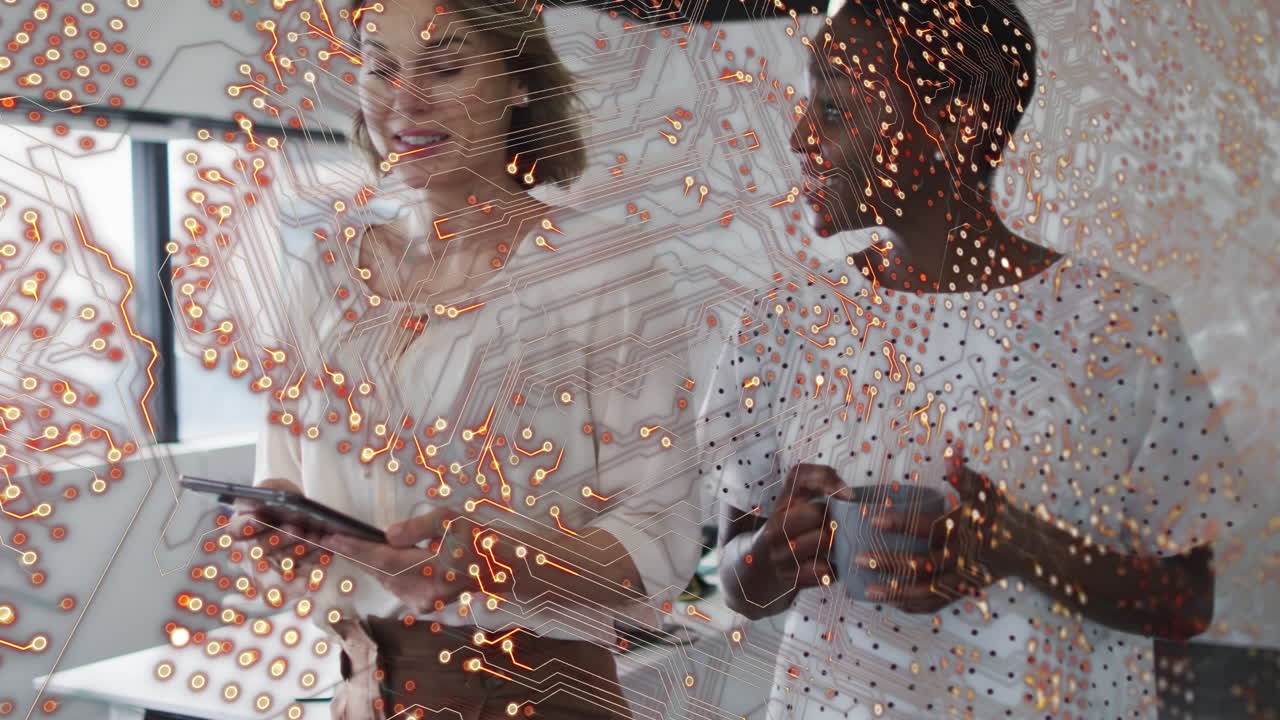 사무실에서 이야기하는 행복한 다양한 여성 동료들에 대한 통합 회로의 애니메이션