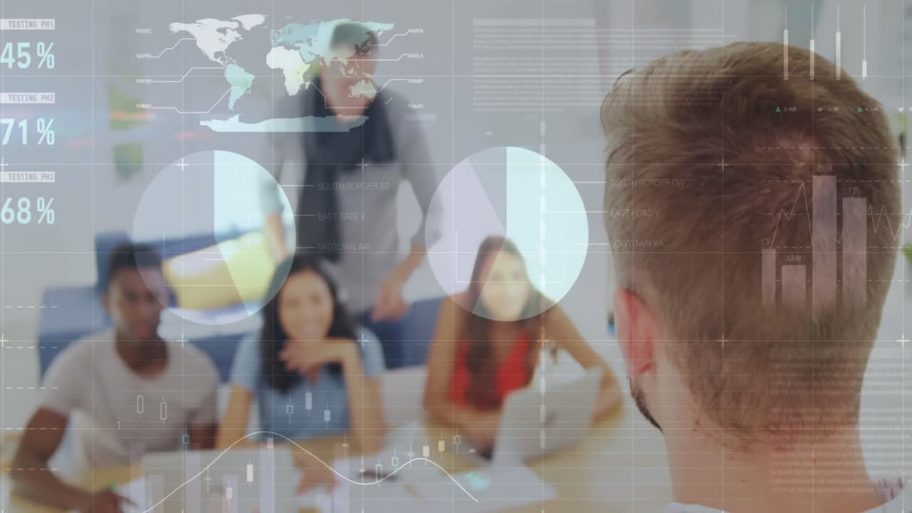 Statistisk databehandling over en kaukasisk mand, der holder en præsentation i et mødelokale på et kontor.