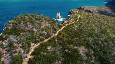 Cape-Hauy-Drohne-Blick-Auf-Den-Pfad-Auf-Klippen-In-Tasmanien,-Australien