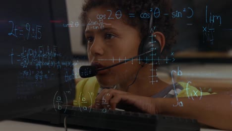 Animation-Eines-Jungen,-Der-Einen-Laptop-Benutzt,-über-Mathematischen-Gleichungen-Im-Hintergrund