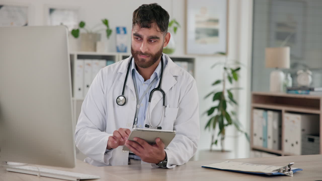 Medico che usa il tablet in ufficio