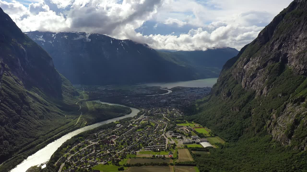 el pueblo de sunndalsora se encuentra en la desembocadura del río driva al comienzo del sunndalsfjorden. hermosa naturaleza paisaje natural de noruega.