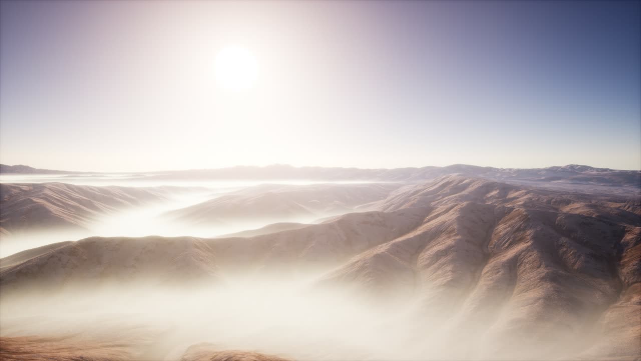 아침 에 깊은 안개 가 있는 산악 풍경