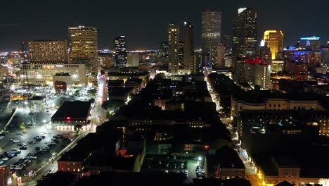 Zumbando-Hacia-La-Ciudad-De-Nueva-Orleans-En-La-Noche