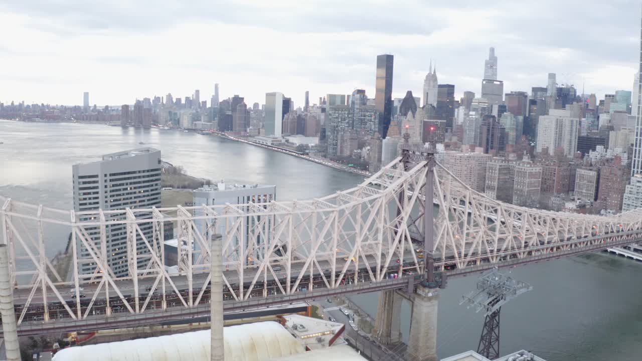 스보로 브리지 (queensboro bridge) 와 뉴욕 이스트 리버 (east river) 와 허드슨 (hudson) 의 시네마틱 4k 공중 도
