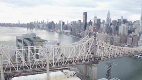 Filmische-4K-Luftumlaufbahn-Der-Queensboro-Bridge,-New-York,-East-River-Und-Hudson