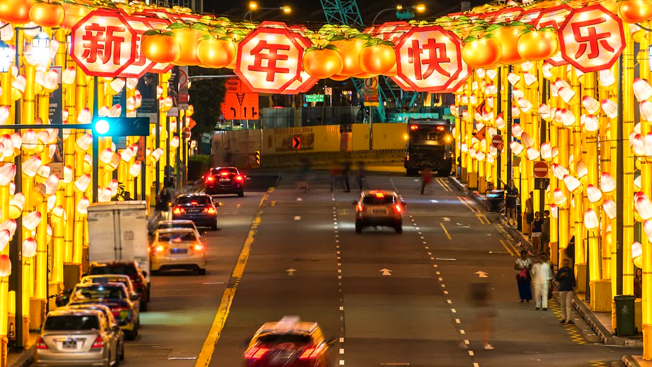 4k. lapso de tiempo en la carretera de chinatown por la noche de singapur
