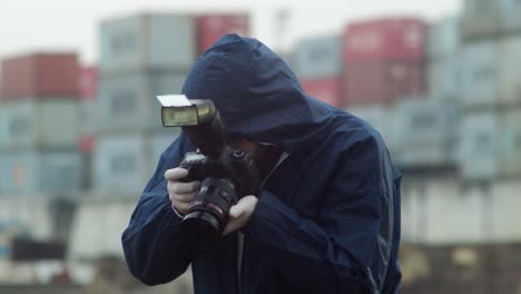 Investigador-De-La-Escena-Del-Crimen-Tomando-Fotos-De-La-Persona-Asesinada-En-El-Puerto,-Vista-Frontal