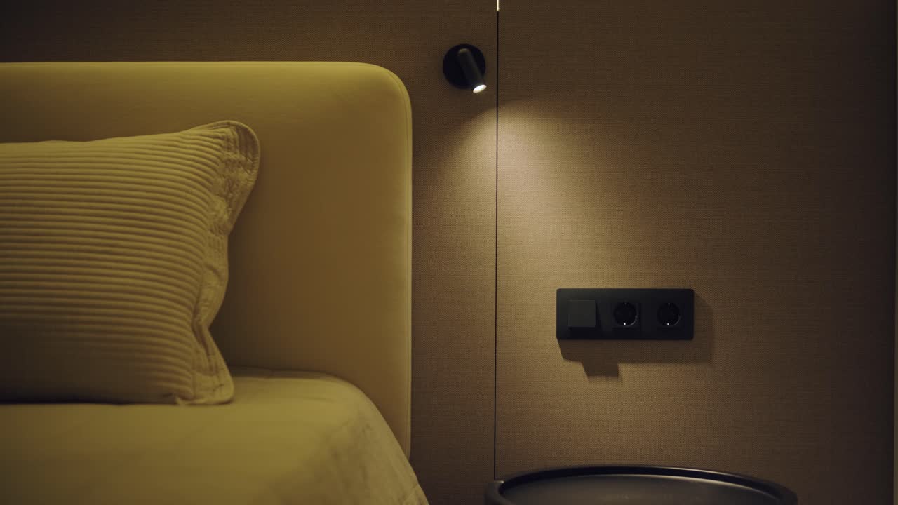 세련되고 우아한 미니멀리즘 가정 인테리어는 깨한 선, 중립적인 색상, 따뜻한 주변 조명을 특징으로하며, 아하고 현대적인 분위기를 만니다.