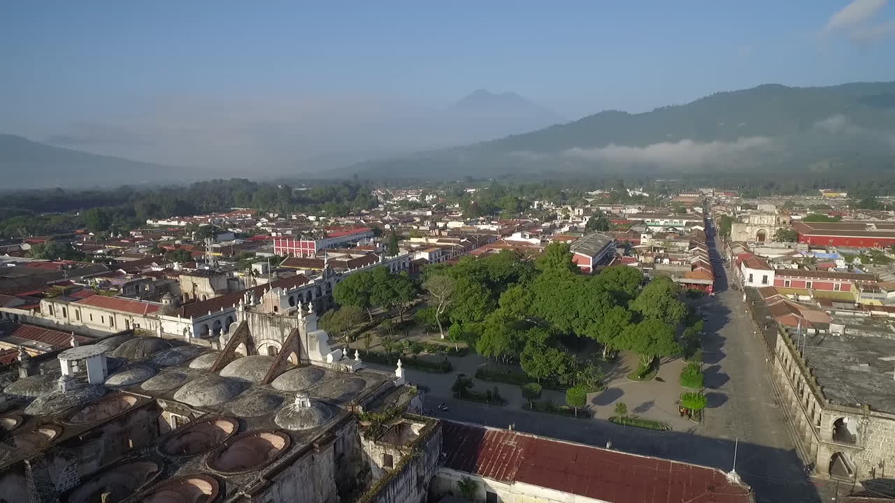 Smukt luftfoto over den koloniale centralamerikanske by Antigua Guatemala 10.