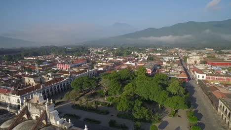 hermosa toma aérea sobre la ciudad colonial centroamericana de antigua guatemala 10