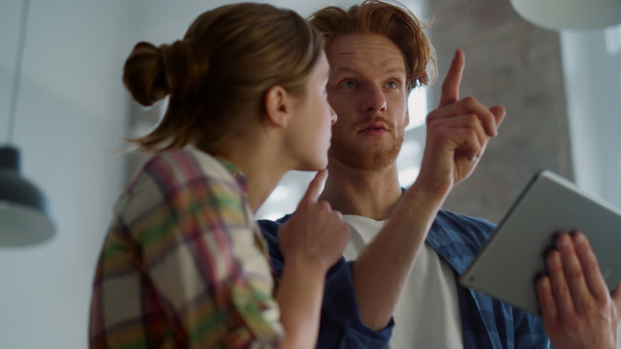 집에서 태블릿을 사용하는 영감을 받은 가족. 태블릿에서 디자인 컨셉을 찾는 커플.