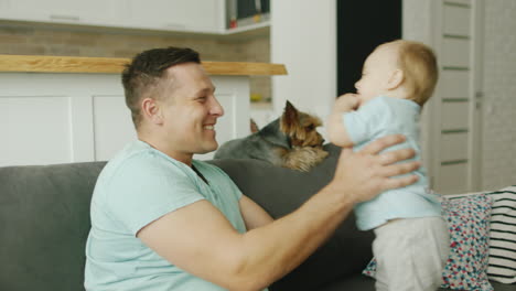 Un-Padre-Feliz-Juega-Con-Su-Hijo-Pequeño-En-Casa