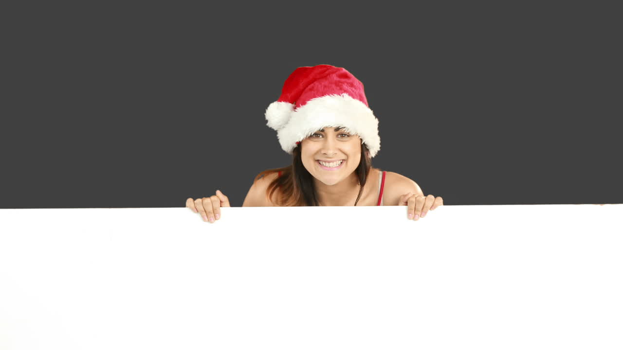 una morena festiva que presenta una tarjeta