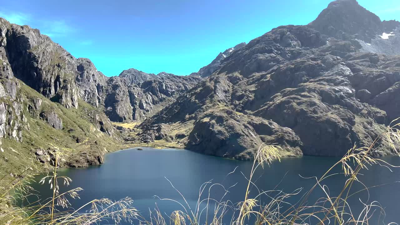Picos rochosos dramáticos de montanha perto do Lago Harris. Dia ensolarado na Trilha Routeburn, Nova Zelândia