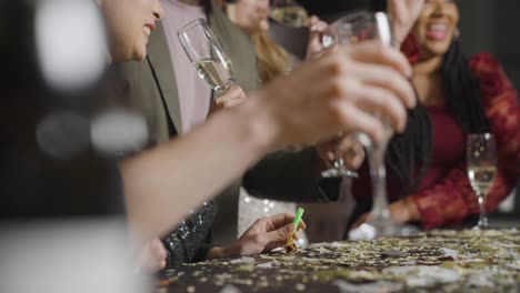 Mittlere-Aufnahme-Von-Freunden,-Die-Während-Der-Silvesterfeiern-Champagner-Trinken