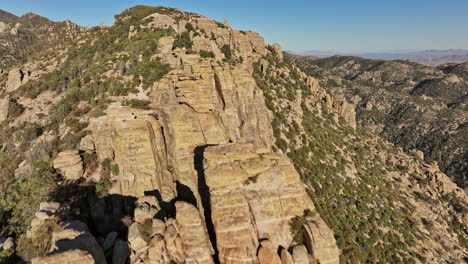 Mt-Lemmon-Arizona-Antena-V7-Cinemático-Sobrevuelo-Bajo-Punto-Ventoso-Visa-Que-Captura-El-Paisaje-Natural-De-Una-Formación-Rocosa-Hoodoo-única-Y-Vistas-Espectaculares-Del-Paisaje-Montañoso---Rodada-Con-Mavic-3-Cine---Marzo-De-2022