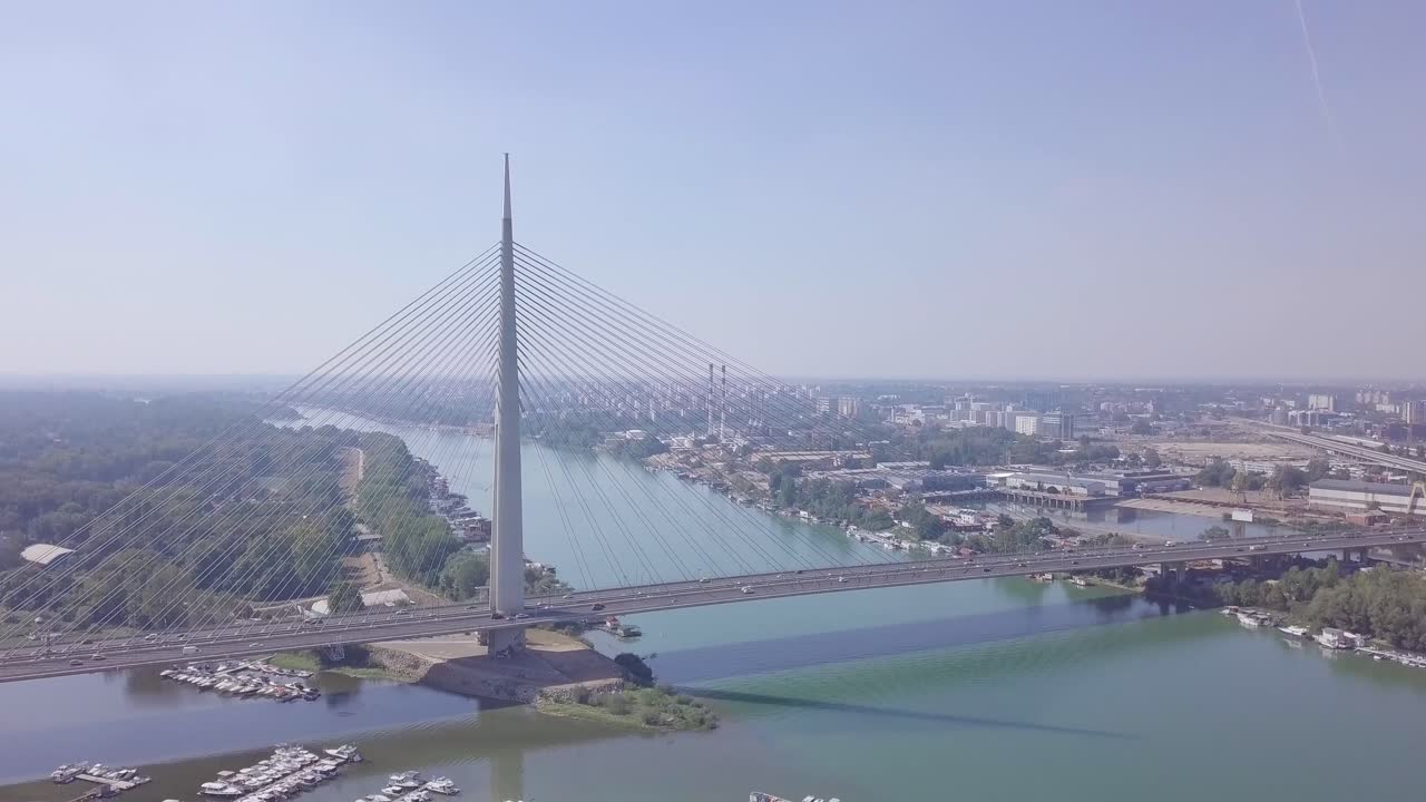 베오그라드의 항구와 아다 다리의 느린 4k 항공 촬영, 세르비아의 여름 날