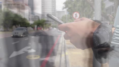 Animación-De-Un-Hombre-Caucásico-Usando-Un-Teléfono-Inteligente-Sobre-Gente-Caminando-Y-Paisaje-Urbano