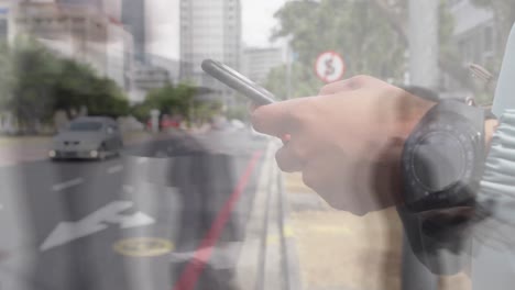 animación de un hombre caucásico usando un teléfono inteligente sobre personas caminando y paisaje urbano