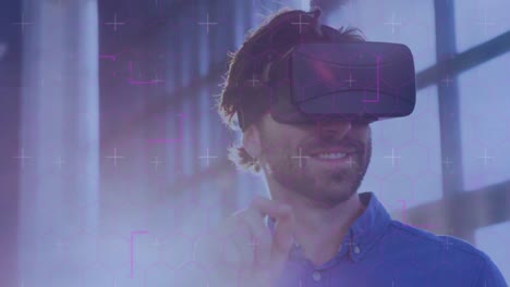 rastros de luz que se mueven contra el hombre caucásico sonriendo mientras usa auriculares vr al aire libre