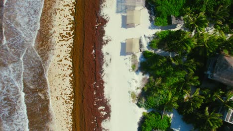 Vista-Aérea-De-Drones-De-La-Playa-Mexicana-De-Arena-Con-Pequeñas-Olas-Rompiendo-En-La-Orilla