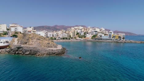 drone disparó sobre el puerto deportivo, el bulevar costero, las playas, el verano en agios nikolaos, creta, grecia