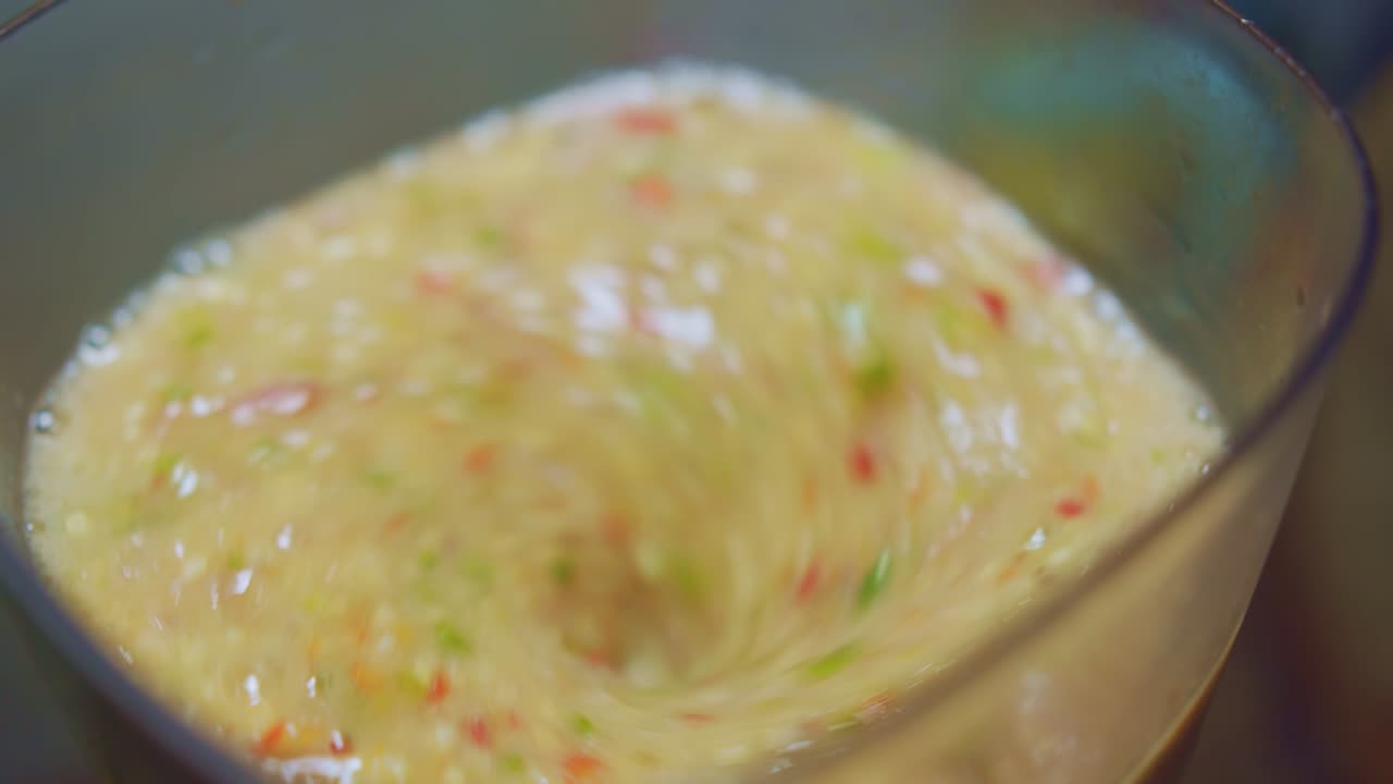 especias de chile, ajo y lima se mezclan en la licuadora para hacer una salsa tailandesa picante de mariscos