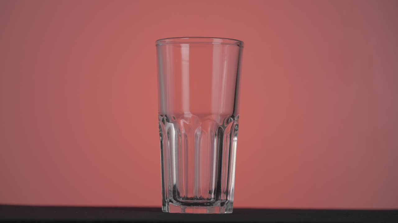 유리잔에 얼음을 넣는 것