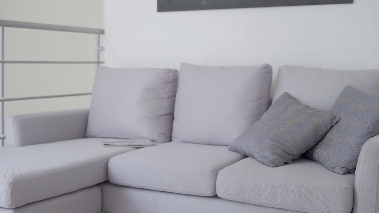 sillón gris con dos cojines en salón