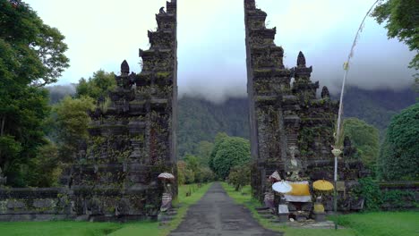 Toma-De-Cardán-Atravesando-La-Puerta-De-Handara-En-Cámara-Lenta,-Bali